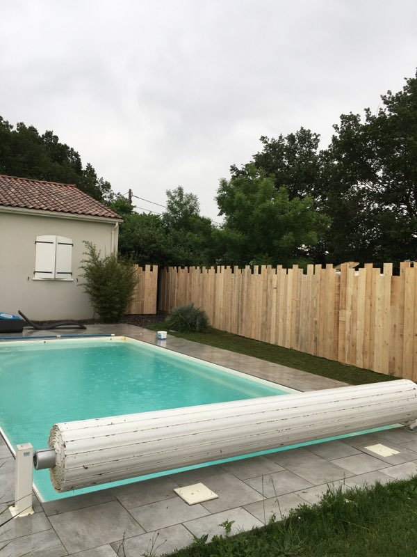 clôture bois devant une piscine pose crochets pezet grillages