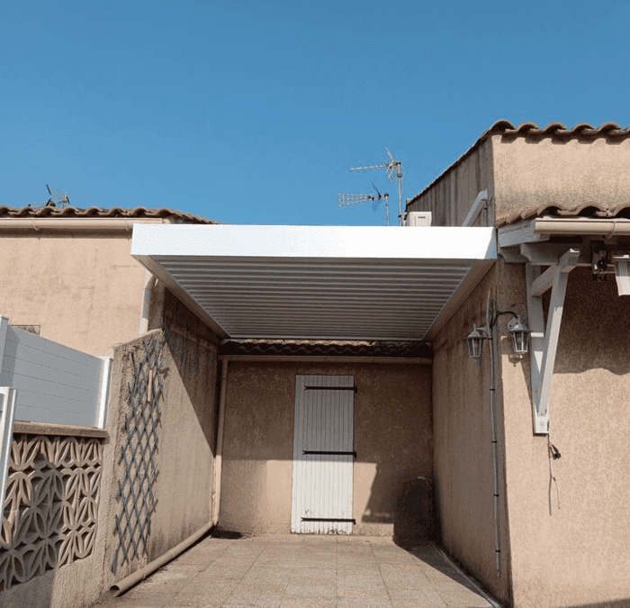 Pose d’une pergola bioclimatique adossée à Gruissan (11)