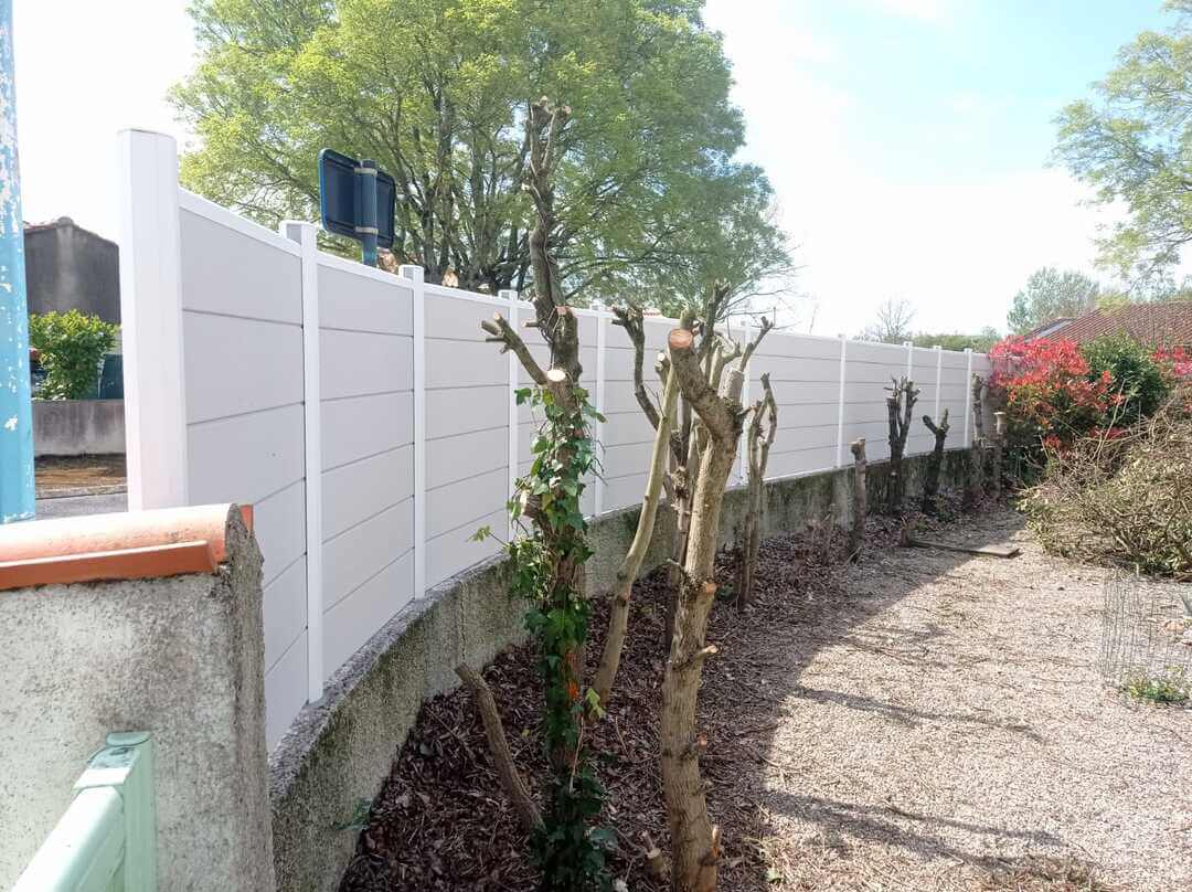clôture ocewood sur muret arrondi pose crochets-pezet.com