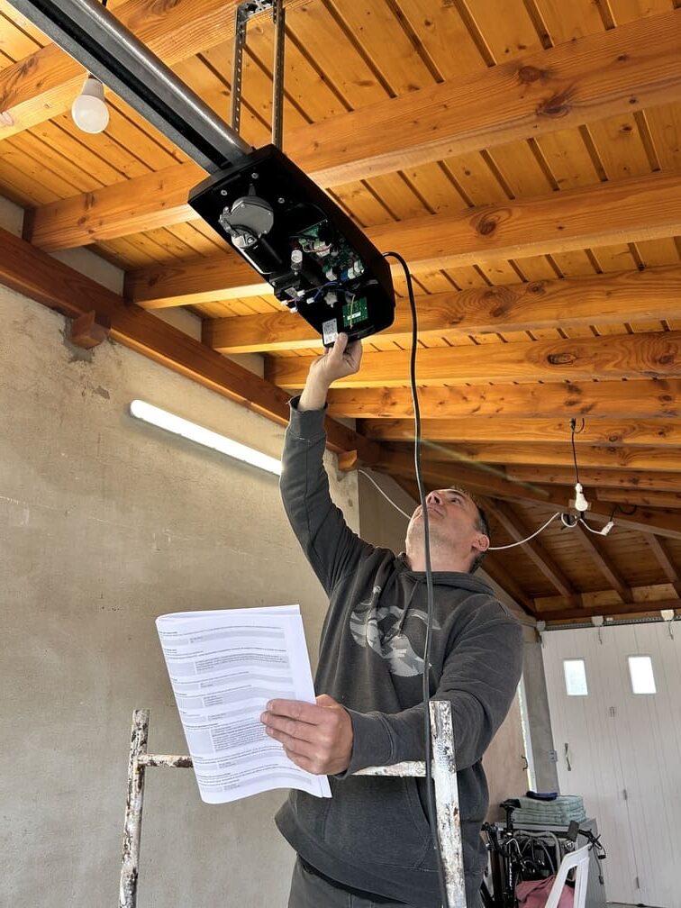 Sav toute marque crochets-pezet.com (2) (1) réparation d'une motorisation d'une porte de garage par Xavier en charge du SAV chez Crochets Pezet grillages à Castres