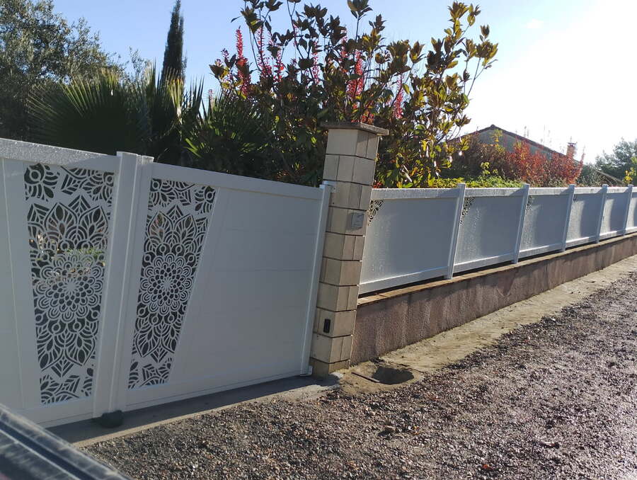 clôture alu KSM blanche mandala pose crochets-pezet.fr