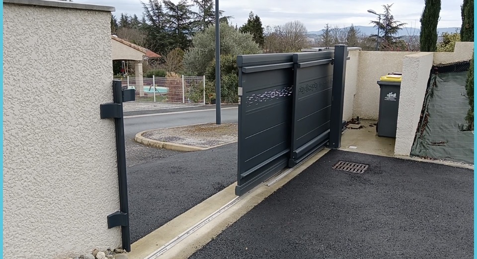 Portail coulissant à Castres : quelle solution pour votre terrain ?