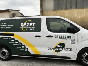• Véhicule Crochets Pezet Grillages pour la pose et le dépannage d'équipements à Castres.