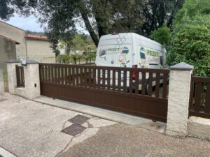 portail coulissant marron en alumimium KSM